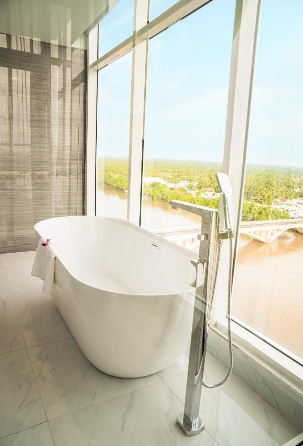 Diamond Stars Ben Tre Hotel Екстериор снимка A freestanding bathtub