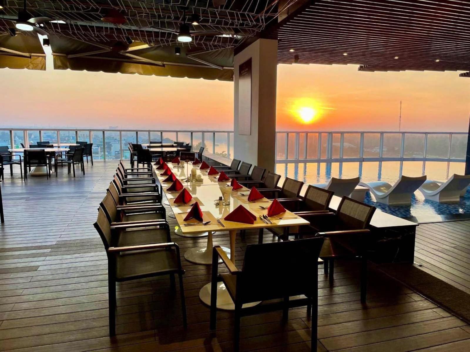 Diamond Stars Ben Tre Hotel Екстериор снимка Sunset at the Sky Bar